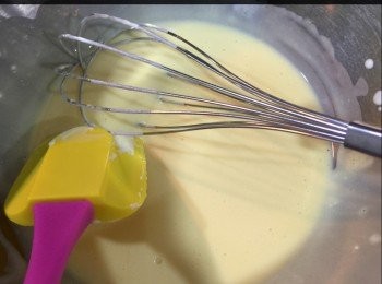 step2: 1）用手打器打勻三隻蛋黃
2）慢慢加入忌廉糊拌滑