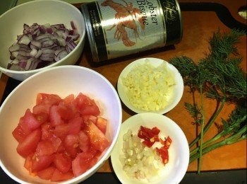 step1: 材料：(2人份量)
意大利粉 250g
大蜆 1斤
罐頭龍蝦湯 1罐
番茄 1個(去皮切粒)
白酒 半杯
洋蔥 半個(切粒)
蒜茸 1湯匙
乾蔥茸 1茶匙
紅辣椒 1隻(切碎)
茄膏 2湯匙
黃糖 1茶匙
蒔蘿(Dill) 約10g
黑胡椒 少許