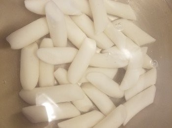 step2: 150g年糕用焯銀芽的熱水浸30分鐘浸軟待用(不用開火)