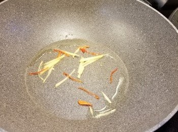 step5: 用少許油起鑊爆香薑絲及紫天椒絲
