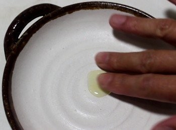 step4: 用手或毛刷抹上少許的食用油。
用餐紙的話, 油就太薄了。
粉漿移至小盤中, 準備蒸煮。
外鍋半杯水, 等同於大火蒸12分鐘。