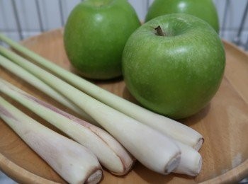 step1: 青蘋果三個去芯
香芧五枝
水2L (用LC 22cm煲剛好一煲)

中細火煲一小時，熄火焗十五分鐘，每天一小杯，能幫助膝蓋軟骨，配合簡單練習讓膝蓋年輕十歲。