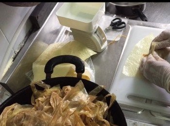 step6: 把索滿汁液的碎腐皮卷入三角腐皮裡面