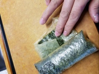 step6: 於埋尾位置濕多少許水卷起