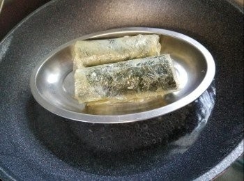 step7: 將素雞卷埋尾位底部放上蒸碟上(蒸碟搽少許油妨痴碟）再大火蒸3分鐘(放入水滾起計3分鐘）作用是令腐皮收縮緊貼素雞卷，蒸好後灘凍