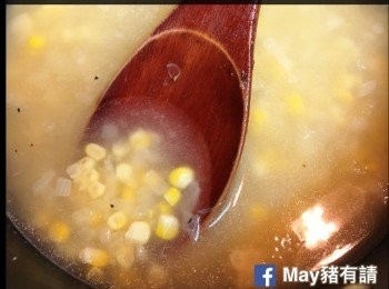 step3: 鍋中放少許油，爆香洋蔥然後加入粟米、粟米水、鹽和黑椒，煮沸。