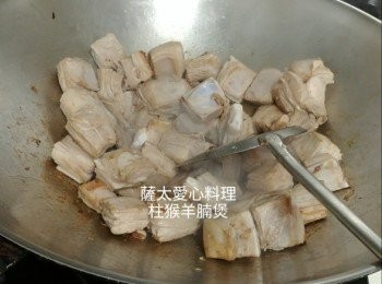 step2: 炒至二邊金黄色,由 羊肉"騷味"變成肉香味。