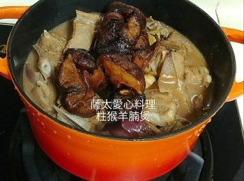 step8: 加入冬菇,冰糖细火燜1小時至1小時半,至用筷子可以穿過,加入蠔油,豉油煮均試味,加生粉水埋茨。即可享用