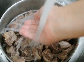 step4: 把水倒出, 用冷水將牛肉清洗