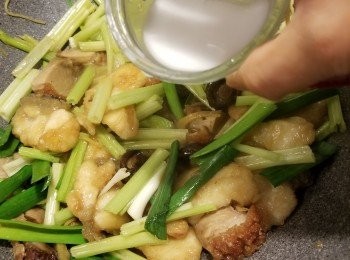 step12: 再用生粉1茶匙,食用開水2湯匙拌勻打芡即可