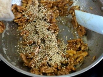 step5: 加入芝麻炒熟。