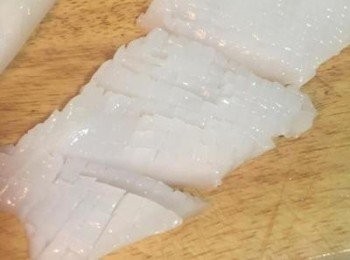 step4: 整塊軟絲直切成兩塊，接著轉個方向交叉斜切出花紋；再用斜刀片出適當的大小。