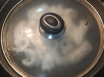 step7: 4-6分鐘後取出。喜歡泡冰水增加脆度的話，可以取出直接泡到降溫再瀝出。女漢子覺得熱熱吃也很不錯，所以就直接瀝乾水份擺上盤，放上事先切好的大蔥即可。