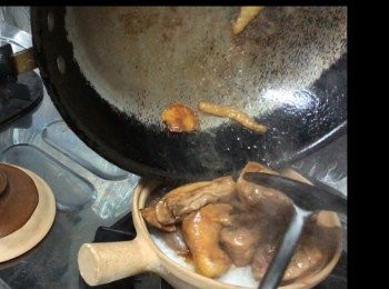 step4: 飯起蝦眼水把雞肶放入煲，收乾水後焗轉小火10分鐘