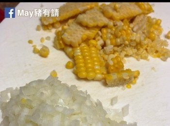step2: 粟米起肉，洋蔥切粒。留起少許粟米。