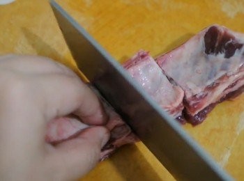 step1: 先將牛肋條切至2隻手指公大小