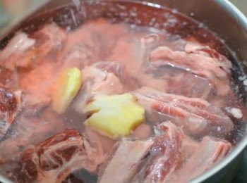 step2: 冷水落鍋, 加入薑及鹽