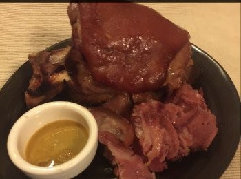 step4: 預熱焗爐約210度，將豬手放入焗爐內焗30分鐘（或多個30分鐘），至直豬手皮兩邊都金黃色便可。
上桌時可以芥未醬進食。



Get more recipes to my Facebook page:-
https://m.facebook.com/carlineki/