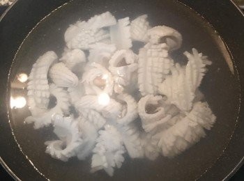 step6: 水大滾後下米酒，放入切好的軟絲，拌開後馬上關火，蓋鍋蓋。