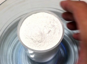 step2: 製作中, 配方很簡單, 不用把量秤工具拿出來, 用個量米杯就可以了。<span class="group_1">食材</span>中, 就只有糯米粉、糖 、水和少許食用油。