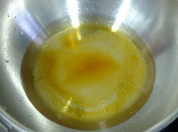 step3: 除白芝麻外，將所有材料和烘烤過的合桃放入鑊中，中火加熱煮滾。