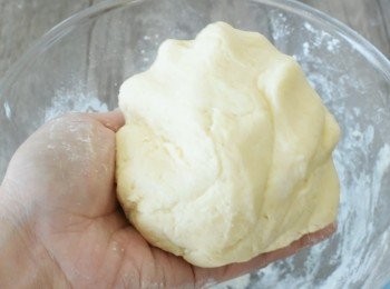 step2: 加入溶化無鹽牛油、雞蛋和牛奶，拌勻成麵糰 (如麵糰太濕，加點糯米粉；如太乾，加點牛奶）