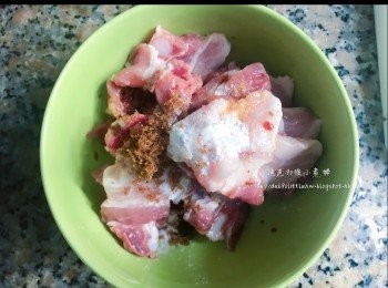 step1: 先把五花腩切薄片，然後加入醃料醃製。