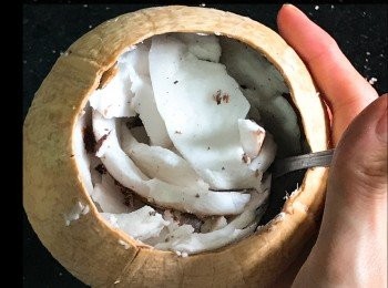 step1: 首先打開椰皇
用刀背在椰皇底部輕輕敲打，邊敲邊轉。（YouTube 視頻有示範）