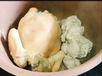 step2: 將椰殻及椰肉𠝹開，倒出椰皇水備用，用鐵匙羹把椰肉刮出。（如椰肉太硬，可先用鐵匙羹𠝹幾刀，便比較容易刮出）