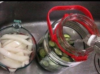 step5: 用白醋浸青瓜蘿蔔。
青瓜5分鐘蘿蔔15分鐘。