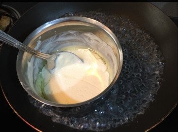 step1: 1) 忌廉芝士同奶隔水煮溶，拌至冇粒
2）加入菜油拌至均勻，離火