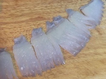 step5: 旁邊的肉鰭，一樣是切交叉紋，並將肉較薄的那邊，如圖切開，一樣是再片成適當大小。