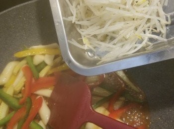 step9: 再加入銀芽炒勻即可