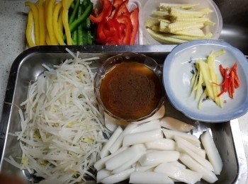 step4: 再預備好所有材料:粟米仔80g切1開2,三色椒各半個切絲,年糕浸軟後切開1半成條形,薑2片切絲,紫天椒1條切絲