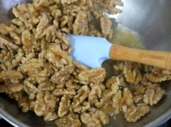 step1: 煮滾一鍋水，放入合桃灼2分鐘，瀝乾。