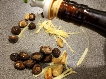 step8: 再落以蒸好的冬菇,讚少許酒炒勻