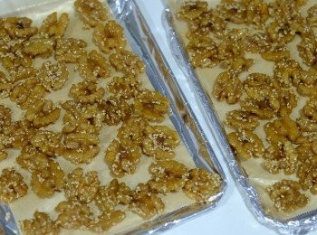 step6: 將合桃鋪在焗爐紙烤盤上，放入焗爐150度焗15-20分鐘至金黃色。