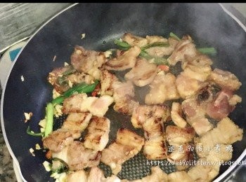 step4: 開中小火落油，加入（材料2）爆炒，再加入五花腩，煎至半熟。