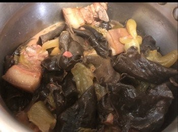 step3: 薑兩片油兩湯匙，爆腩肉落南乳再爆，加鹹酸菜木耳，落紹酒冰糖。
加水炆50分鐘，完成。