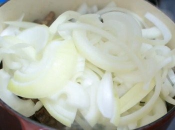 step6: 加入洋蔥炒至透明