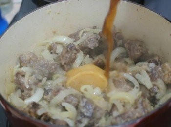 step8: 加入濃湯寶,黑啤,醋, 百里香, 紅糖, 月桂葉