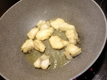 step5: 再用滾油半煎炸炸至金黃硬身