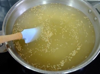 step8: 炒完會桃，鍋子加水煮熱，這樣更方便清洗。