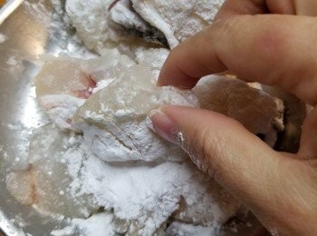 step4: 醃好的班腩用適量生粉沾滿生粉
