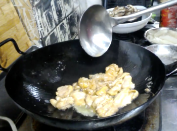 step1: 首先雞肉炒香或走油備用