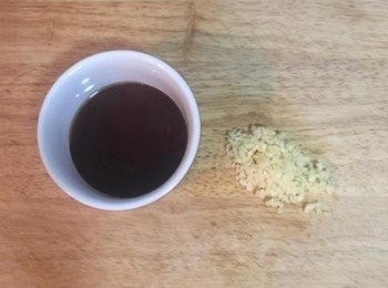 step8: 軟絲泡熱水澡時，就可以快速的將蒜頭切末，與其它調味料混勻即是<span class="group_2">蒜蓉醬</span>。搭配五味醬也會很好吃喔，五味醬的作法在其它食譜中出現多次，在此就不多敘囉～