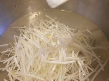 step1: 200g銀芽菜用1/3茶匙鹽焯2分鐘,然後隔去水份待用