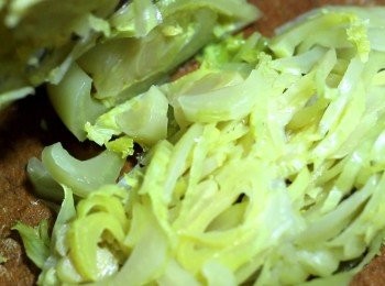 step2: 「刈包」中的酸菜, 是吃甜口的。
買回來後先切細絲, 之後清洗三遍, 洗到吃起來幾乎沒有鹹味, 擠乾, 備用。
酸菜也是可以自製, 可參考酸白菜的做法。