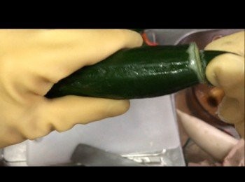 step1: 青瓜切去頭尾用鹽磨一直至起泡。
青瓜蘿蔔洗淨抹乾水。