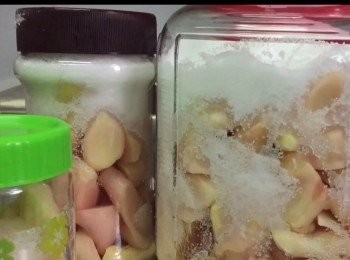 step3: 放入玻璃樽，70％薑25％至30％砂糖，首要工序完成。